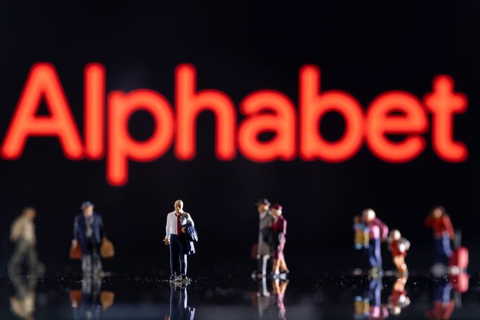  Alphabet chi hàng chục tỷ USD cho hạ tầng AI nhưng doanh thu quảng cáo tăng chậm lại. Ảnh: Reuters. 