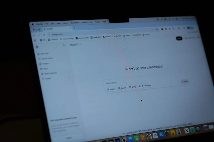  Ngày càng nhiều người dùng sử dụng chatbot AI để tìm kiếm thông tin thay vì Google. Ảnh: Reuters. 