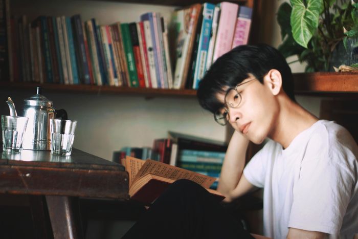  Thanh Ngọc luôn tự tay mang sách tặng người yêu trong suốt 2 năm hẹn hò. Ảnh: NVCC. 