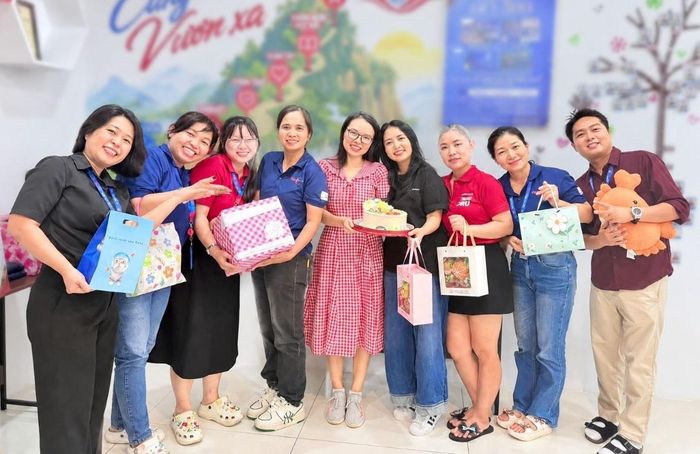  Sau khi hồi phục, Bạch Yến trở lại thăm đồng nghiệp, mang theo niềm vui và những giọt nước mắt hạnh phúc sau hành trình điều trị u não. Ảnh: NVCC. 