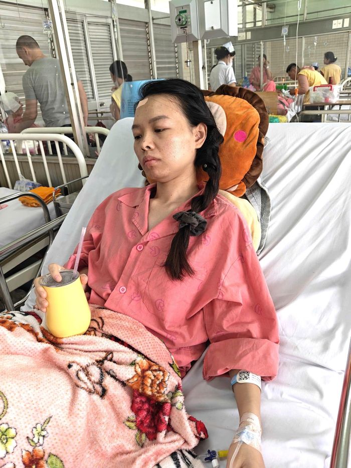  Khi tình trạng song thị ngày càng nặng, Bạch Yến phải nhắm một mắt hoặc tự dán miếng che lên kính để nhìn đường, duy trì sinh hoạt và làm việc. Ảnh: NVCC. 
