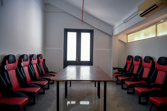  Các phòng chức năng bên dưới khán đài A đều được sắp xếp gọn gàng, lắp đặt hàng ghế mới, góp phần hoàn thiện điều kiện phục vụ vận động viên và công tác tổ chức thi đấu. 