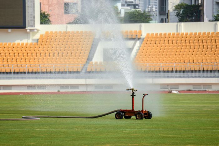  Mặt sân cỏ được cải tạo trong dự án nâng cấp sân vận động Thống Nhất, góp phần duy trì điều kiện tổ chức các trận đấu bóng đá bên cạnh các hoạt động điền kinh tại đại hội. 