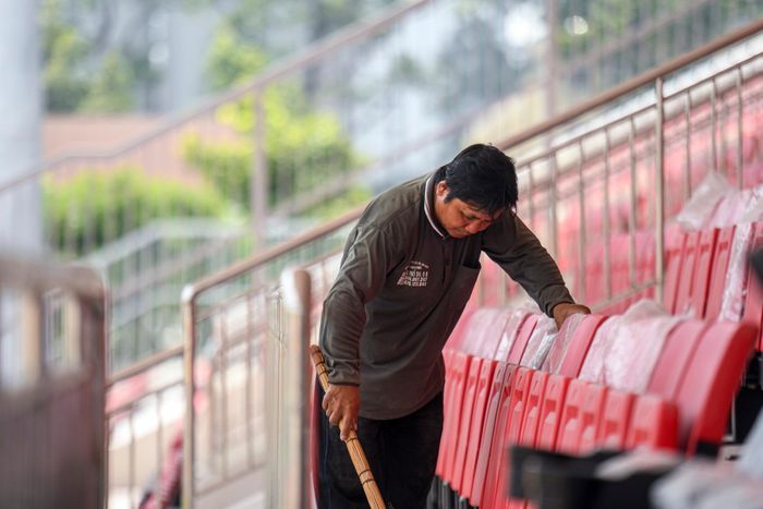  Công nhân thu dọn, vệ sinh khu vực khán đài A sau các hạng mục thi công, góp phần hoàn thiện không gian phục vụ khán giả tại sân vận động Thống Nhất. 
