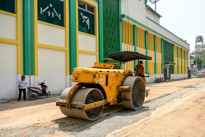  Dự án còn bao gồm sửa chữa, chỉnh trang cổng chính, tường rào và lối đi nội bộ, cùng việc làm mới biểu tượng bên ngoài sân vận động Thống Nhất. Các hạng mục này góp phần hoàn thiện diện mạo công trình trước thềm Đại hội. 
