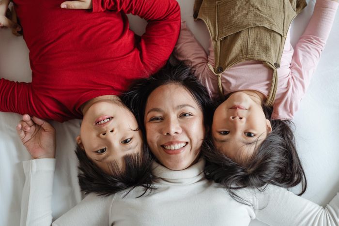 Các em cần được hành động và cư xử đúng với độ tuổi của mình. Ảnh: Pexels.