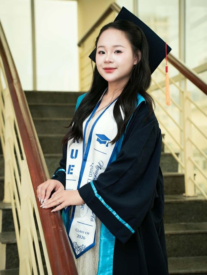 Sinh viên Thanh Thảo (trái) và giáo viên Hồng Hà cùng dành nhiều sự quan tâm đến các vấn đề giáo dục, cộng đồng. Ảnh: Nhân vật cung cấp.