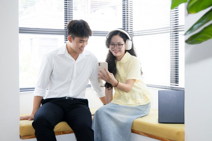 Việc nhiều người trẻ ngày càng quan tâm đến các vấn đề chính trị, xã hội là tín hiệu đáng mừng. Ảnh minh họa: Phương Lâm.