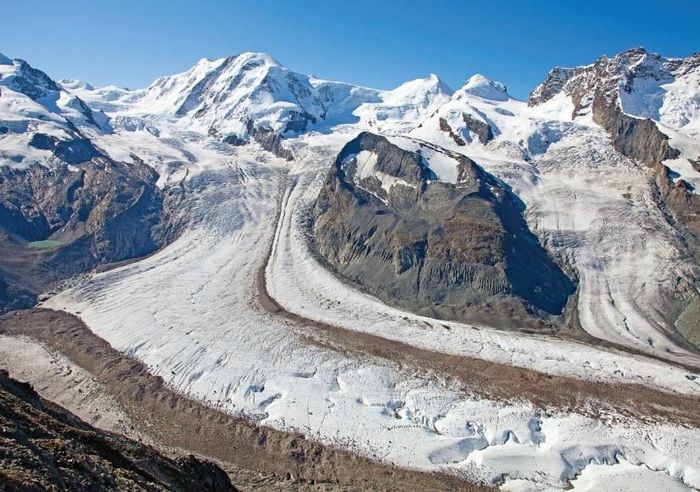  Các sông băng hội tụ trên Piz Argient, một ngọn núi thuộc dãy Alps của Thụy Sĩ. Như những sông băng khác ở dãy Alps, các sông băng này từng rộng hơn bây giờ nhiều, và vẫn tiếp tục teo lại. Ảnh trong sách Sinh thái học - Khái lược những tư tưởng lớn. 