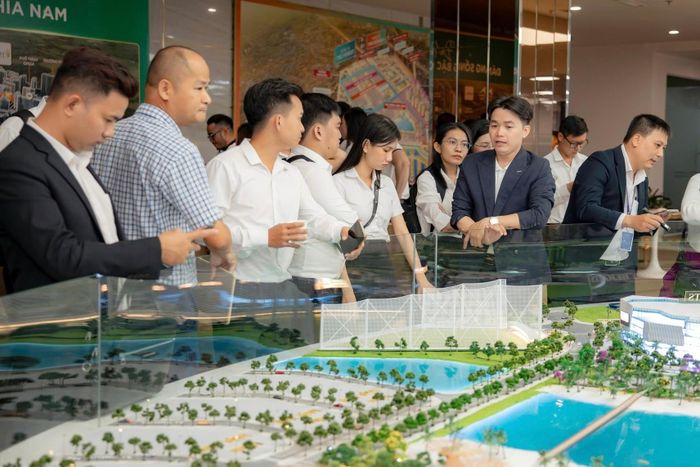  Trên thị trường đã xuất hiện những người có sẵn tiền mặt chủ động tìm kiếm bất động sản "hàng tốt giá tốt". 