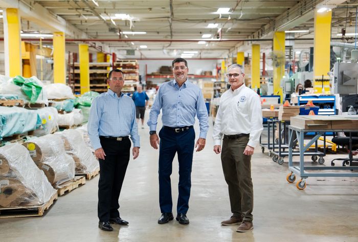 Ông Brian Krupich, Chủ tịch Gund Co., ông Steve Gund, Giám đốc điều hành Gund Co., và ông Rich Gund, Chủ tịch hội đồng quản trị kiêm Giám đốc vận hành doanh nghiệp Gund Co.. Ảnh: WSJ.