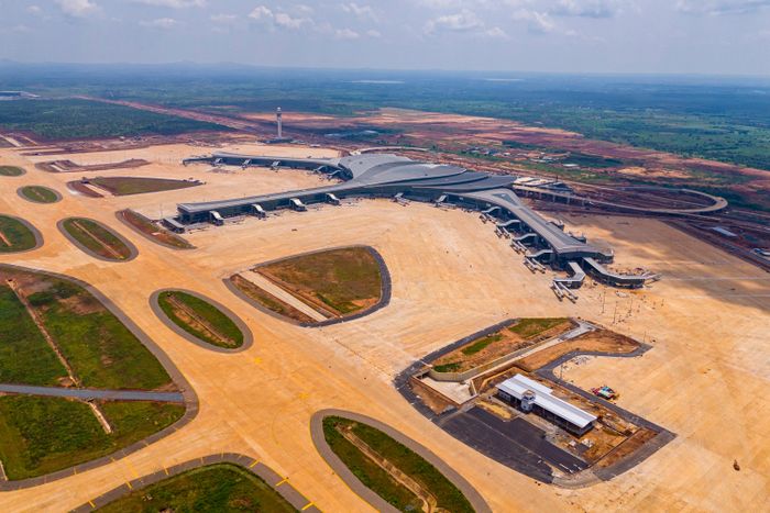  Sân bay Long Thành ở Đồng Nai đang bước vào giai đoạn nước rút, cùng với cụm cảng Cái Mép - Thị Vải, cảng trung chuyển quốc tế Cần Giờ và sân bay Tân Sơn Nhất sẽ làm gia tăng lưu lượng hàng hóa và nhu cầu tổ chức các chuỗi vận tải liên vùng, quốc tế. Ảnh: Quỳnh Danh. 