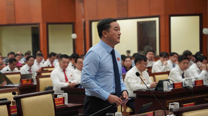  Ông Bùi Tá Hoàng Vũ, Giám đốc Sở Công Thương TP.HCM, trả lời chất vấn tại kỳ họp thứ 6 (kỳ họp chuyên đề) HĐND TP.HCM khóa XI, nhiệm kỳ 2026-2031, ngày 30/10. Ảnh: Thảo Liên. 