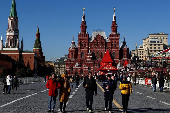  Du khách đi bộ tại Quảng trường Đỏ ở trung tâm Moscow, Nga, năm 2025. Ảnh: Reuters.