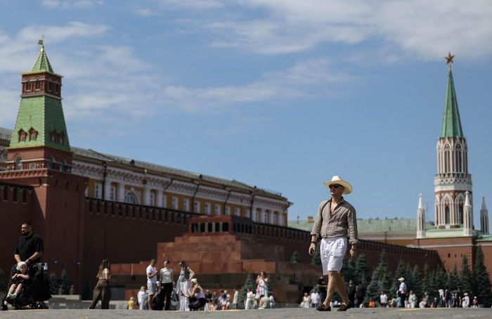  Du khách quốc tế tham quan Quảng trường Đỏ tại thủ đô Moscow, Nga. Ảnh: Reuters.