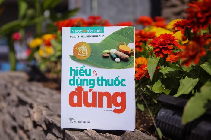  Cuốn Hiểu và dùng thuốc đúng của PGS.TS Nguyễn Hữu Đức. Ảnh: NXB Trẻ. 