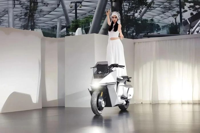 Xe máy điện Omo X trình diễn khả năng tự cân bằng. Ảnh: Omoway.
