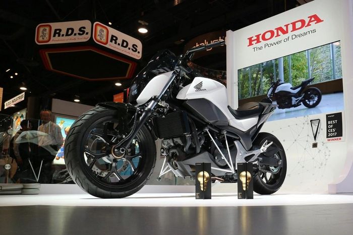 Honda Riding Assist hỗ trợ người dùng dễ dàng vận hành các mẫu môtô phân khối lớn. Ảnh: Honda.