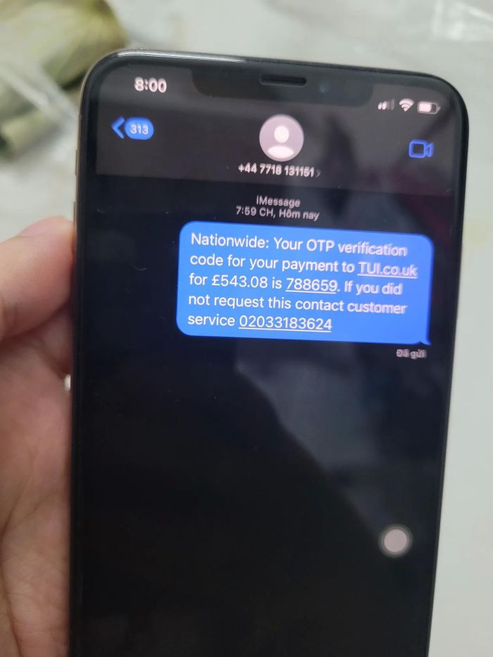 iPhone của Quỳnh G. bất ngờ gửi hàng loạt tin nhắn cho số điện thoại lạ. Ảnh: NVCC.