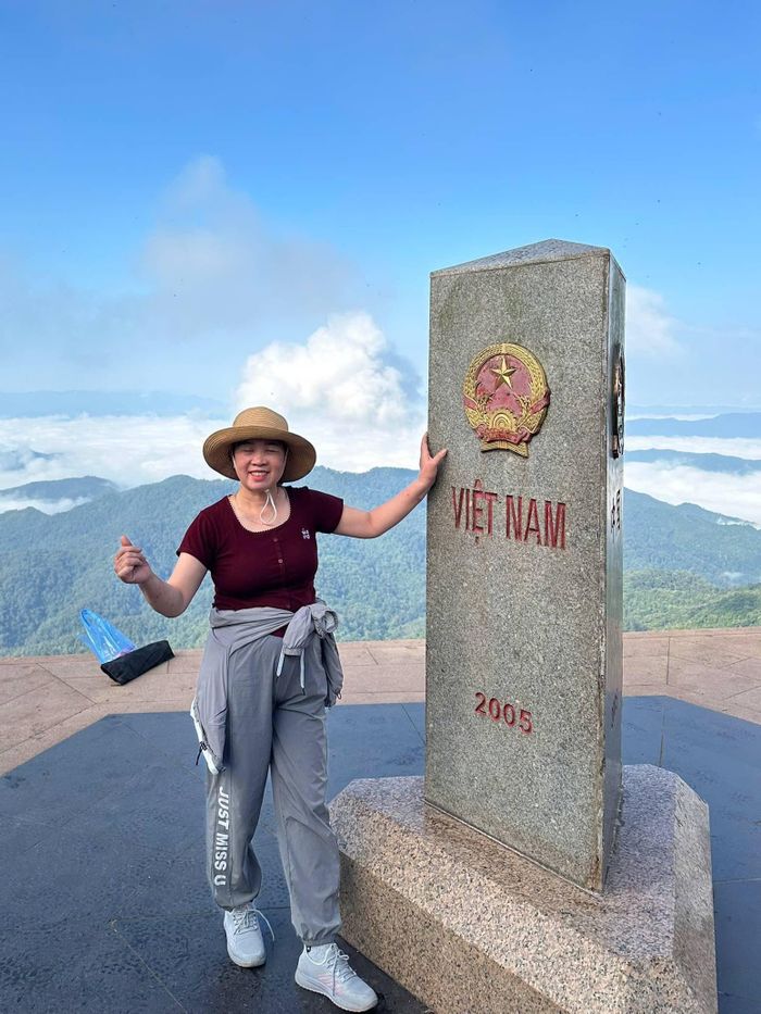 Bà Bưởi được con trai ghi lại nhiều hình ảnh đẹp trên đường.