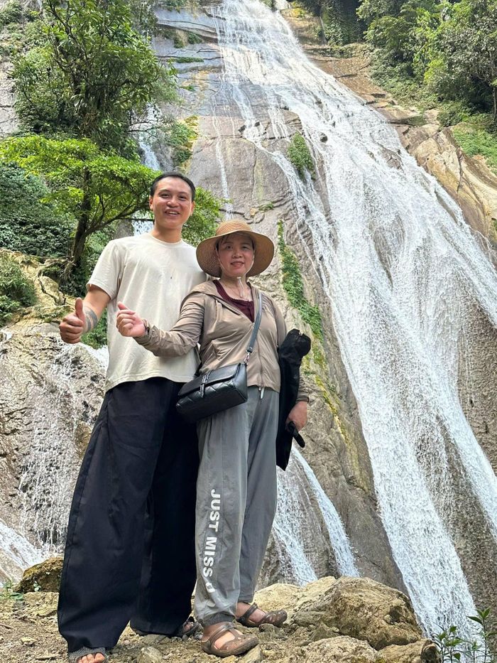 Vũ cùng mẹ check-in ở nhiều địa điểm nổi tiếng trên đường đi.
