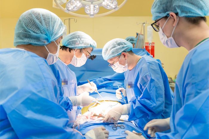  Ê-kíp ghép thận cho bệnh nhân. Ảnh: BVCC.