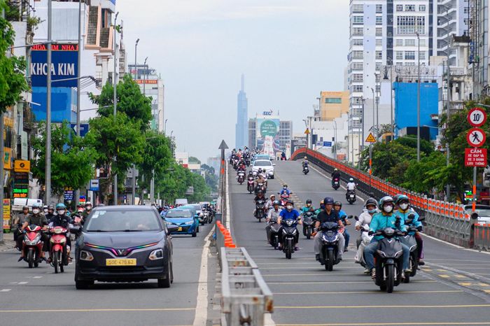  Trên đường Cộng Hòa, các phương tiện lưu thông qua khu vực có nhiều giao lộ và hướng rẽ kết nối với sân bay. Việc điều chỉnh được triển khai tại nhiều vị trí, trong đó có thay đổi tổ chức làn đường và đèn tín hiệu. 