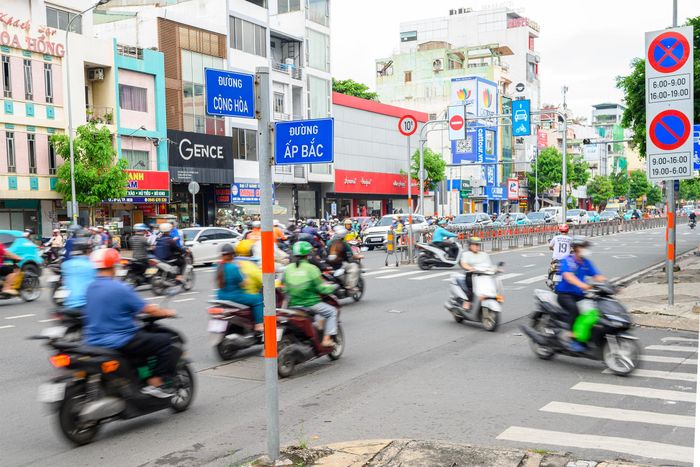  Tại các giao lộ Cộng Hòa - Ấp Bắc và Cộng Hòa - Tân Kỳ Tân Quý thời gian và các pha đèn tín hiệu được điều chỉnh để tổ chức lưu thông qua nút giao. Người điều khiển phương tiện cần quan sát đèn tín hiệu và tuân thủ hướng đi được hướng dẫn. 