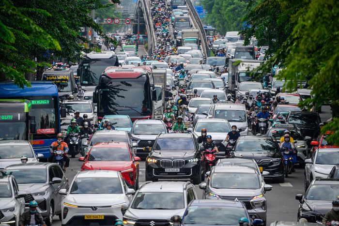  Khu vực chân cầu vượt Hoàng Văn Thụ vẫn xảy ra tình trạng ùn ứ trong giờ cao điểm. 