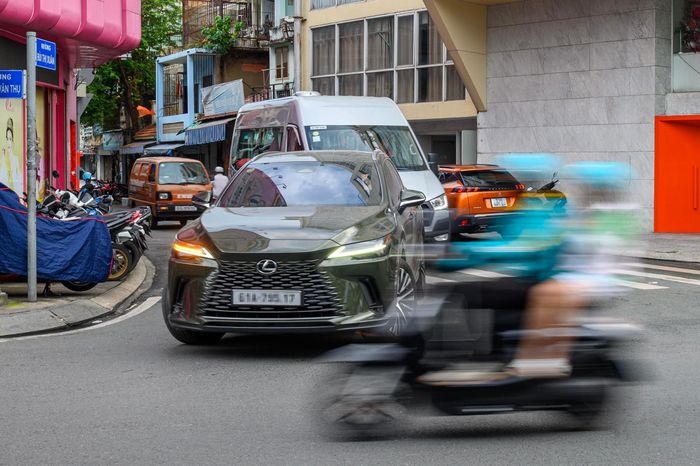  Trong ngày đầu điều chỉnh, một số tài xế vẫn lưu thông theo thói quen cũ, đi từ đường Bùi Thị Xuân ra đường Hoàng Văn Thụ thực hiện rẽ phải dù khu vực đã có biển báo cấm. Việc thay đổi hướng lưu thông khiến một số tài xế chưa nắm rõ quy định mới. 