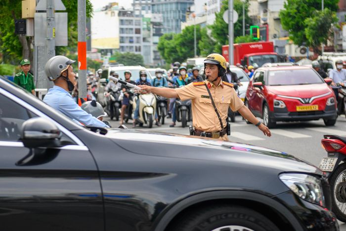  Lực lượng chức năng có mặt tại các giao lộ để điều tiết, phân luồng, hỗ trợ phương tiện lưu thông trong giờ cao điểm ngày đầu điều chỉnh giao thông. 