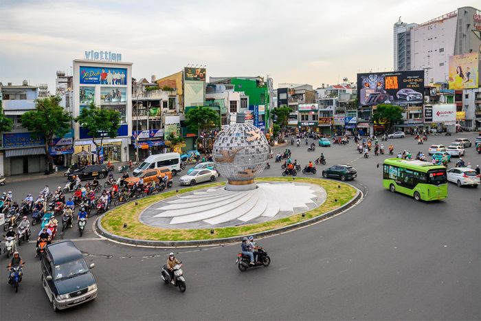  Khu vực vòng xoay Lăng Cha Cả tiếp tục giữ đảo giao thông hiện hữu, đồng thời bổ sung trụ đèn tín hiệu ở phía bên phải đường Cộng Hòa. Đây là một trong những vị trí được điều chỉnh nhằm tổ chức lại hướng lưu thông quanh sân bay. 