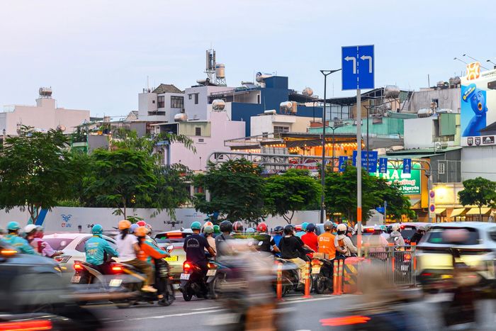  Biển báo hướng dẫn phương tiện đi theo làn đường để rẽ trái tại giao lộ Cộng Hòa - C12. Theo phương án mới, tất cả phương tiện được phép rẽ trái từ đường Cộng Hòa vào C12, làn rẽ trái cũng được mở rộng từ 5 m lên 7 m. 