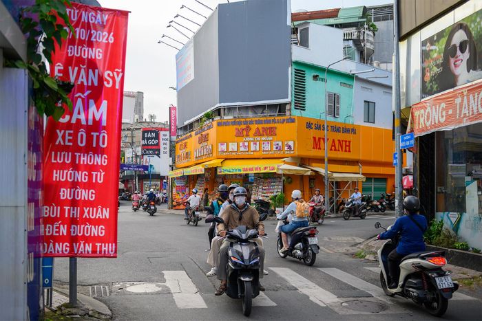  Tại đường Phạm Văn Hai, đoạn từ Nguyễn Trọng Tuyển đến Hoàng Văn Thụ, quy định cấm ôtô theo hướng này trong khung giờ 6h - 22h tiếp tục được duy trì. 