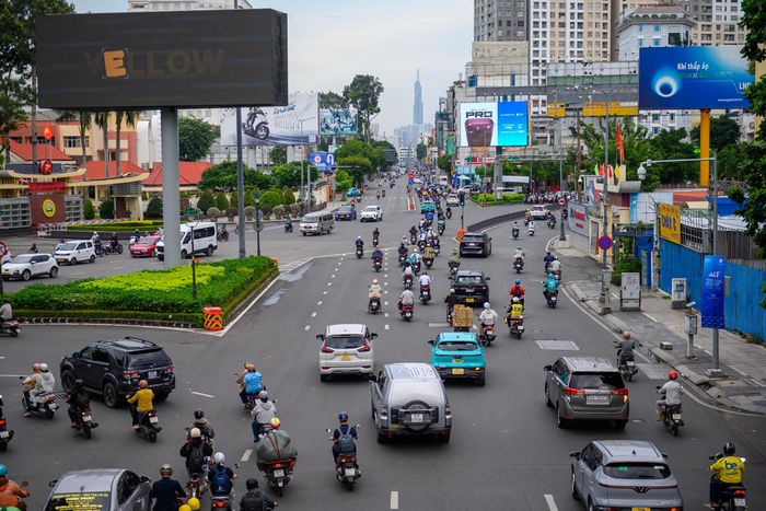  Trong ngày đầu triển khai phương án mới, người dân lưu thông quanh sân bay Tân Sơn Nhất cần chú ý quan sát biển báo, tín hiệu đèn và hướng lưu thông mới để chủ động chọn lộ trình, tránh đi vào các đoạn đường cấm. 