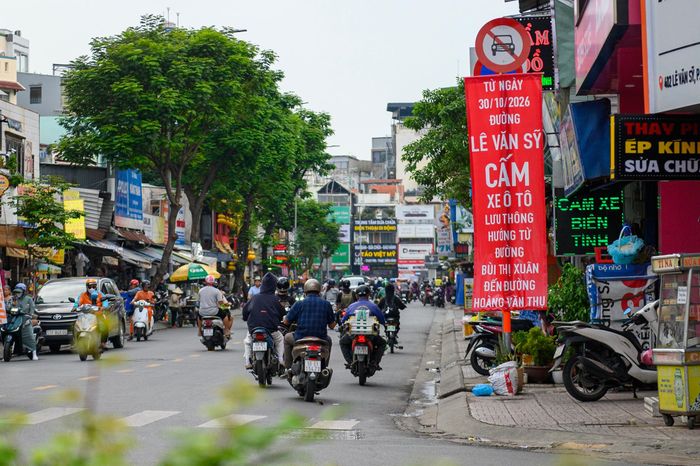  Một trong những phương án điều chỉnh áp dụng từ ngày 30/10 là cấm ô tô lưu thông trên đường Lê Văn Sỹ theo hướng từ đường Bùi Thị Xuân đến đường Hoàng Văn Thụ. Biển báo và pa nô thông tin được lắp đặt để hướng dẫn người dân. 