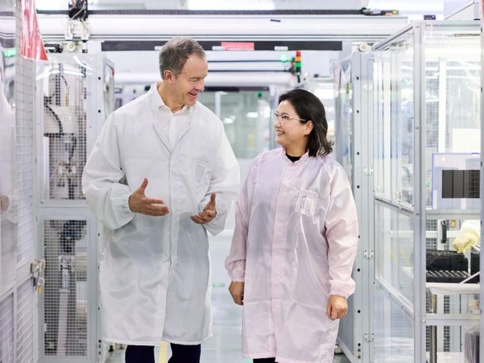 Giám đốc điều hành của Apple Inc., Jeff Williams, tại một nhà máy sản xuất màn hình cảm ứng. Ảnh: Weibo / @Derrick_Zhang_.