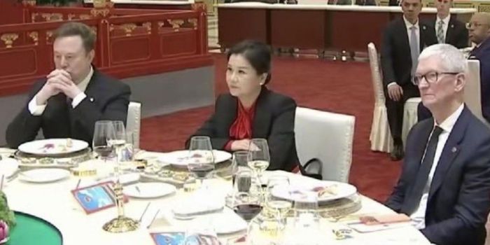 Bà Chu Quần Phi ngồi giữa tỷ phú Elon Musk và tỷ phú Tim Cook trong tiệc chiêu đãi cấp nhà nước do Chủ tịch Trung Quốc Tập Cận Bình tổ chức để đón Tổng thống Mỹ Donald Trump tại Đại lễ đường Nhân dân ở Bắc Kinh ngày 14/5. Ảnh: VPC.