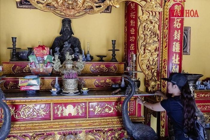 Cán bộ Bảo tàng Quảng Trị kiểm tra lập hồ sơ đối với Di tích lịch sử Đền Vĩnh Yên tại xã Trường Ninh, tỉnh Quảng Trị