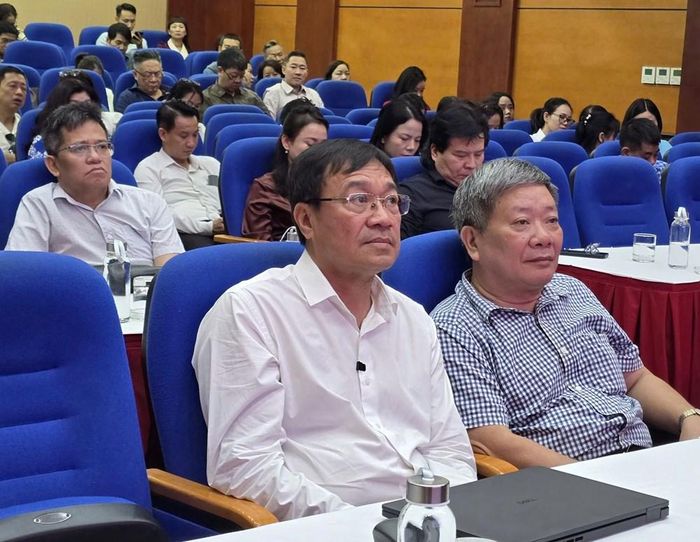 Phó Bí thư chuyên trách Đảng ủy Bộ Nguyễn Tuấn Linh (phải) và Chánh Văn phòng Bộ VHTTDL Đặng Hà Việt dự Hội nghị tại điểm cầu Bộ VHTTDL