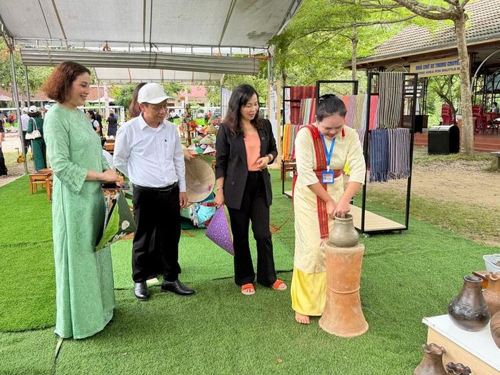 Thao tác tạo dáng sản phẩm gốm được giới thiệu trực tiếp tại không gian trải nghiệm nghề ở Mỹ Sơn nhân dịp ra mắt sản phẩm "Mỹ Sơn xanh"