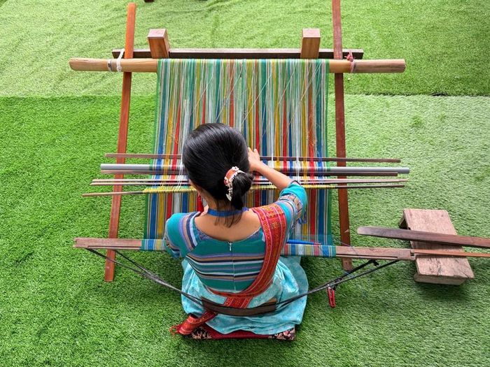 Nghệ nhân giới thiệu thao tác dệt tại khu vực giới thiệu nghề, mở rộng trải nghiệm văn hóa cho khách đến Mỹ Sơn