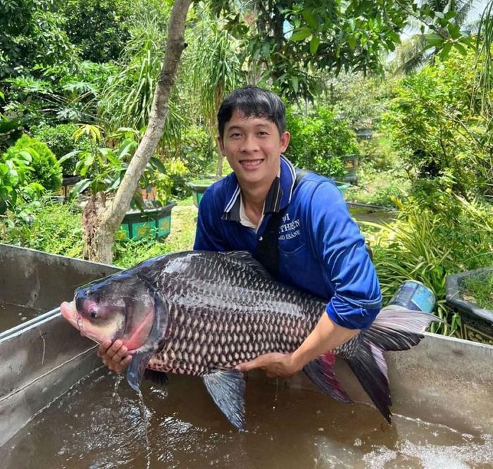 Anh Đặng Văn Nghĩ, Đội từ thiện Long Khánh (tỉnh Đồng Tháp) cùng các thành viên đã thả rất nhiều cá ở khu bảo tồn nhằm tái tạo nguồn lợi thủy sản