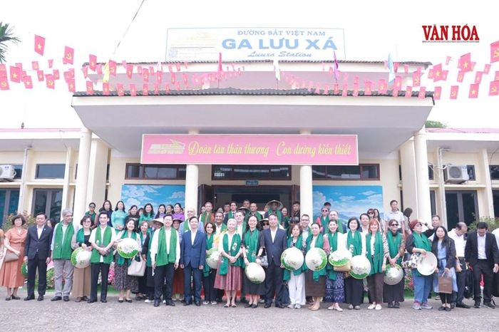 Các đại biểu chụp ảnh lưu niệm