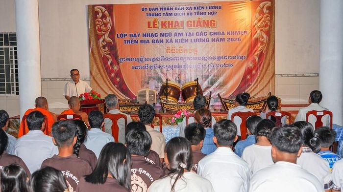 Ông Nguyễn Văn Phụng, Phó Giám đốc Trung tâm Dịch vụ Tổng hợp xã Kiên Lương, Phó Ban Tổ chức lớp học, phát biểu tại lễ khai giảng