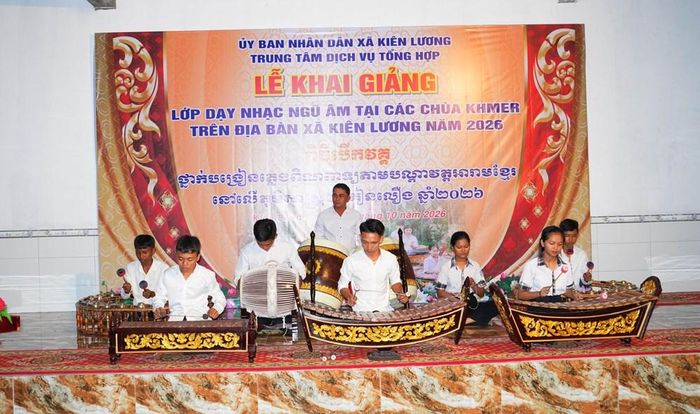 Tiết mục hòa tấu nhạc cụ Khmer tại lễ khai giảng