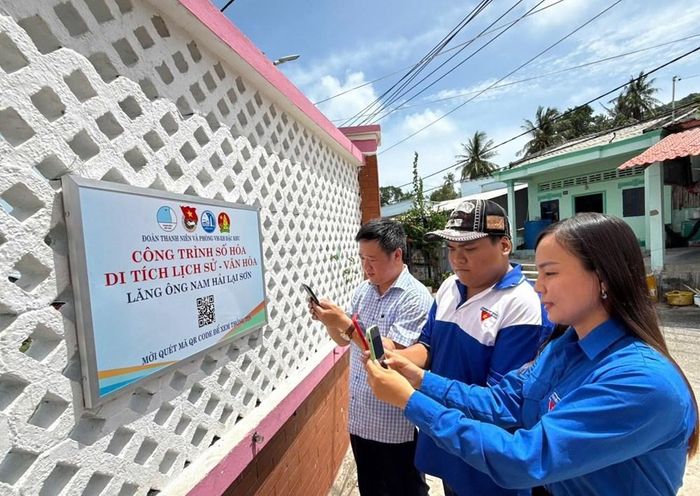 Đoàn viên, thanh niên thực hiện quét mã QR để tìm hiểu thông tin về di tích
