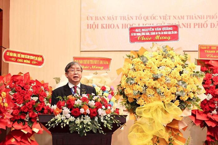 Chủ tịch Hội Khoa học Lịch sử TP. Đà Nẵng Bùi Văn Tiếng phát biểu tại Đại hội