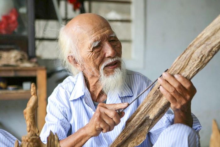 Cụ Đinh Công Ánh, người được bà con Phúc Trạch kính trọng gọi là “ông tổ nghề trầm hương”