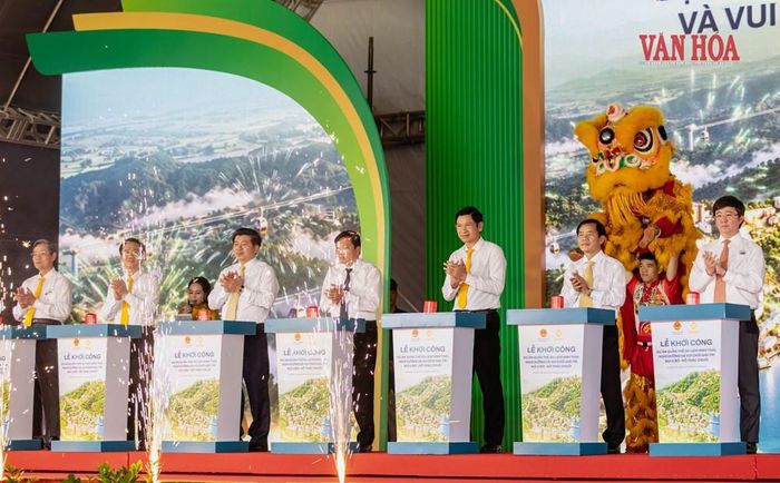 Thứ trưởng Bộ VHTTDL Hồ An Phong cùng các đại biểu tham dự nhấn nút khởi công dự án